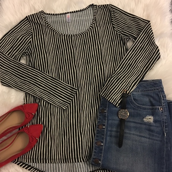 LuLaRoe Tops - LuLaRoe Lynnae Top! (Black & cream)